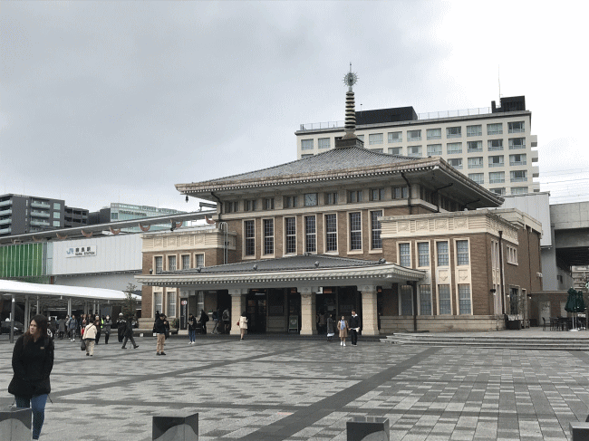 旧奈良駅舎の向こう側に見えるホテル日航奈良