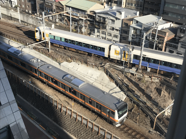 お茶の水ホテルジュラクから見た中央線の快速電車と総武線の特急電車
