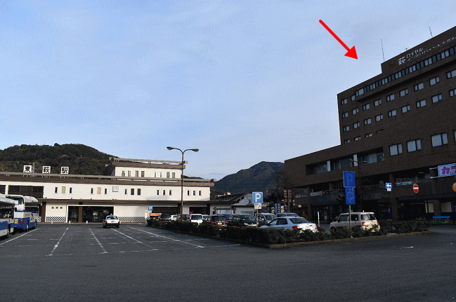 萩ロイヤルインテリジェントホテルと東萩駅の駅前広場