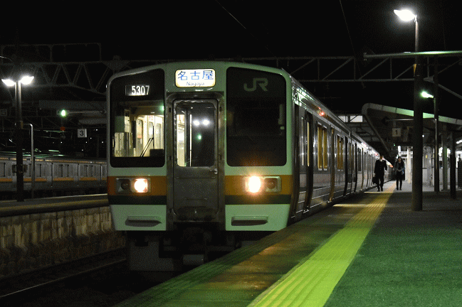 中津川から乗車した名古屋行は211系の8連