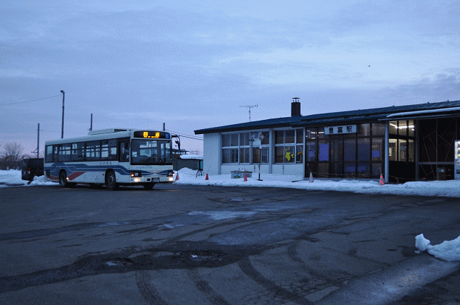 豊富駅の駅舎と沿岸バス