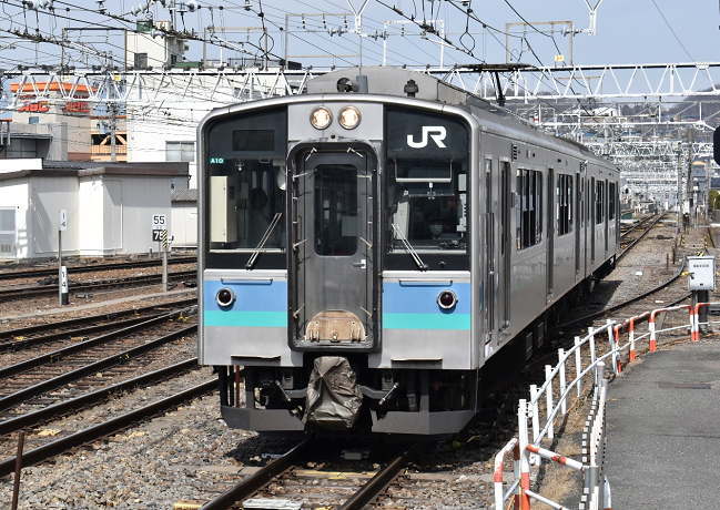松本駅に到着するE127系
