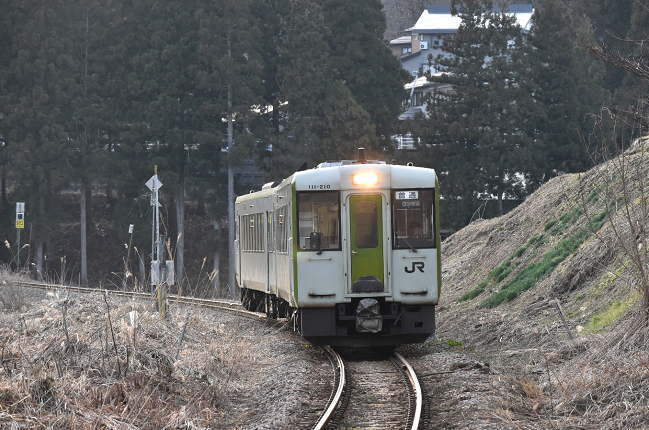 内ヶ巻駅に到着するキハ110系