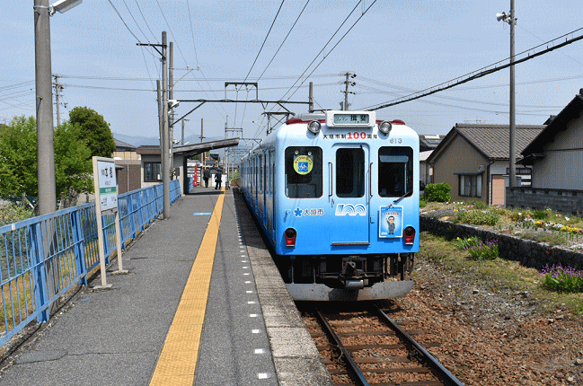 美濃本郷駅に到着した揖斐行の養老鉄道