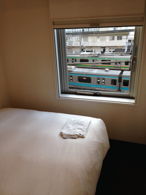 京急ＥＸイン横浜駅東口の客室と窓の様子