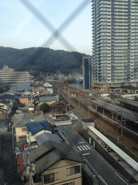 ホテルテトラ大津廊下より京都方面の東海道線を見る