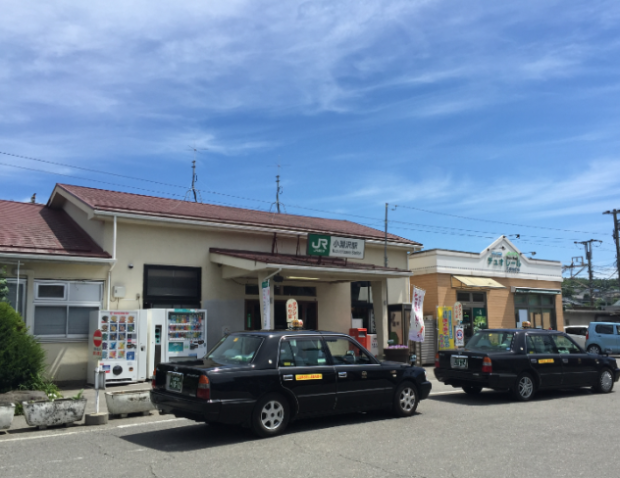 小淵沢駅と、その隣の駅弁売り場の建物