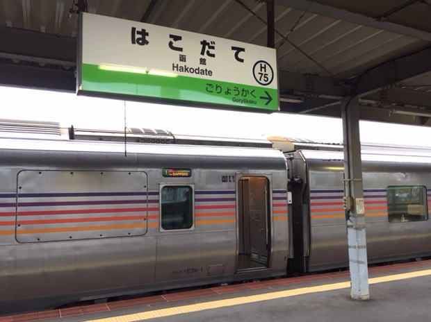 函館駅で出発を待つ寝台特急カシオペア