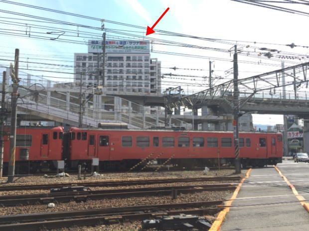 広島駅近く、在来線踏切付近から見た広島駅前ユニバーサルホテル新幹線口右