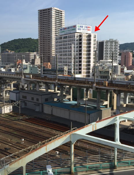 インテリジェントホテル広島から見た、広島駅前ユニバーサルホテル新幹線口右