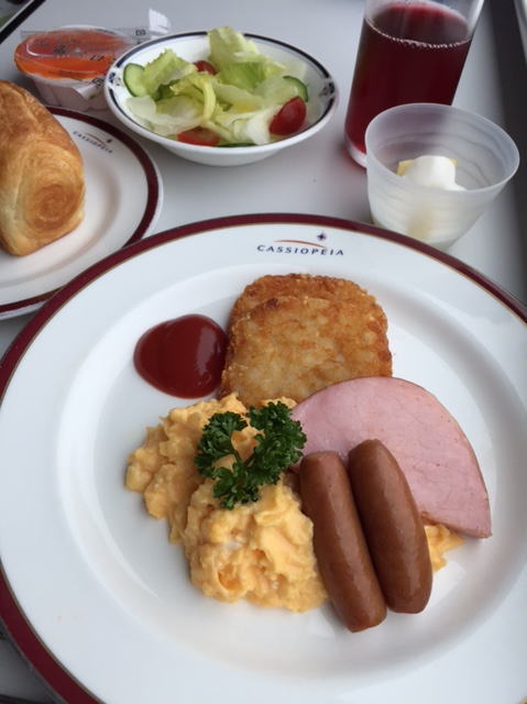 カシオペアのロゴ入りのお皿に盛られた洋朝食