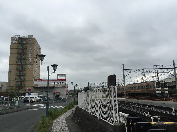 掛川駅付近から見たくれたけイン掛川と東海道線