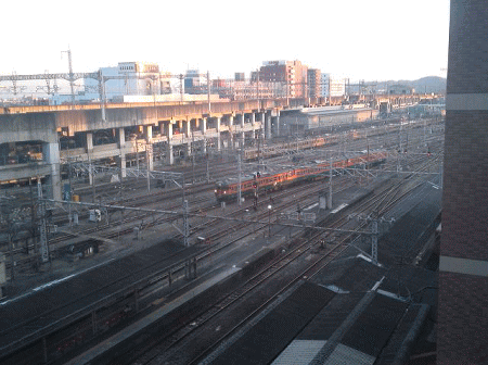窓から見る鉄道の風景