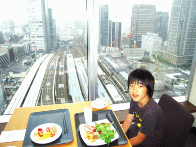 レストラン「TENQOO」より鉄道を眺める