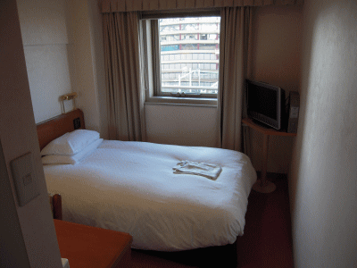 ハートンホテル西梅田の客室と、窓の外の鉄道