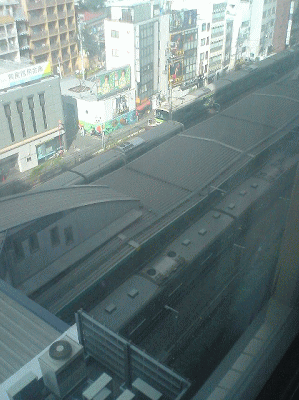 ホテルメッツ渋谷の客室から電車が見える様子