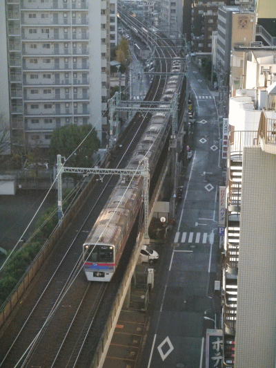 京成電鉄の車両が通過