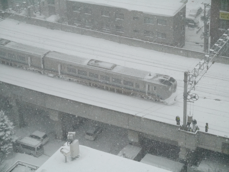 吹雪で、鉄道の判別がつかない写真