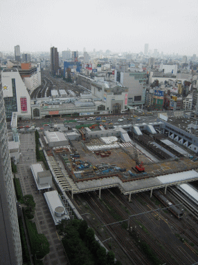 ホテルセンチュリーのエレベーターホール前から見る新宿駅