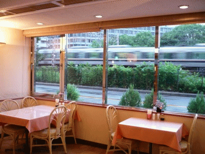 レストランから見る列車