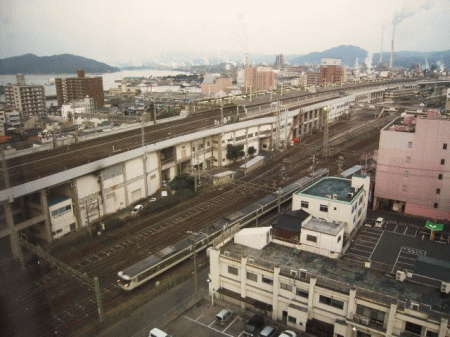 ホテルアルファーワン徳山から見る、徳山駅の全景