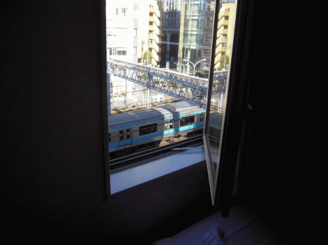 アーヴェストホテル蒲田の窓は大きく開く