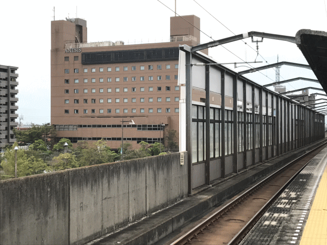 宇多津駅から撮影したホテルアネシス瀬戸大橋