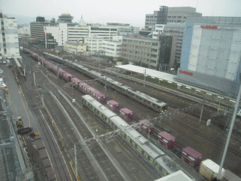 東海道本線を往来する、長大な貨物列車も、見どころの一つ