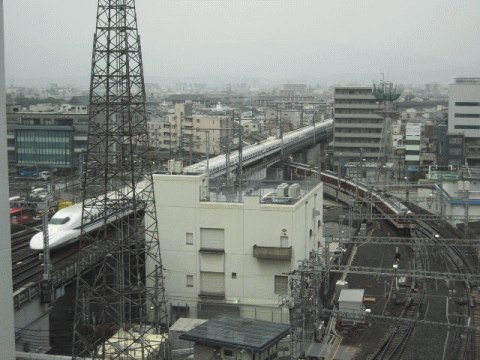 東海道新幹線と交差する、近鉄電車
