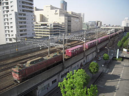 金沢駅から長大な貨物列車が接近
