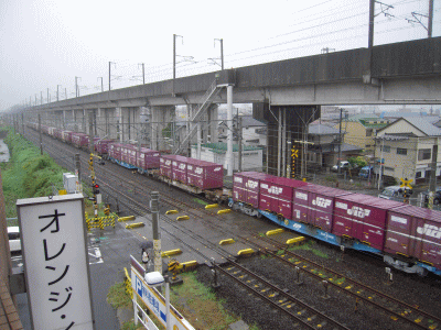 貨物列車の長大な編成を、オレンジイン仙台東から眺める