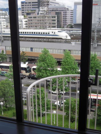 都ホテル京都八条の部屋の窓を開けての撮影
