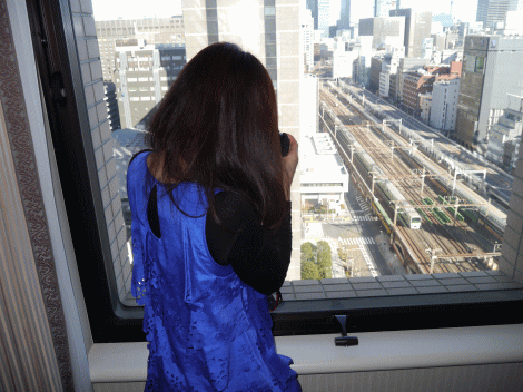 第一ホテル東京の窓辺と電車の見え方