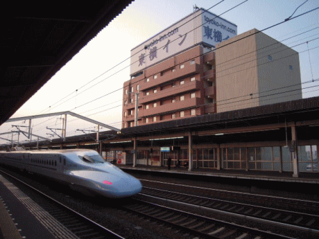 東横イン徳山駅新幹線口前を通過する山陽新幹線