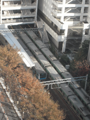 朝の、大井町駅を往来する電車