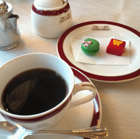 食堂車「ダイナープレヤデス」のディナー・食後のコーヒーとお菓子