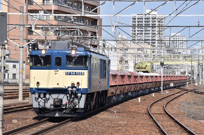 EF64の1028号機が牽引する赤ホキを、熱田駅で撮影