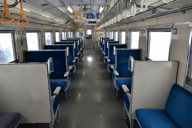 ボックス席が片側2人掛けに改造されたキハ40-819の車内