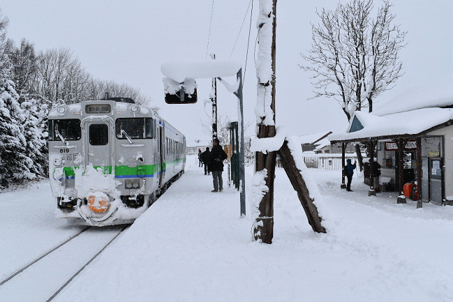 冬の新十津川駅に到着したキハ40