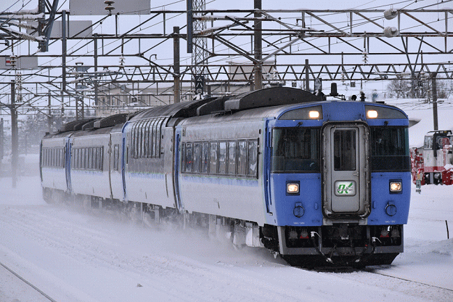 岩見沢駅に到着する網走行特急「オホーツク1号」
