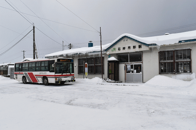 冬の石狩月形駅と路線バス