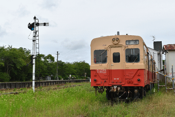 国吉駅構内の腕木式信号機とキハ３０－６２