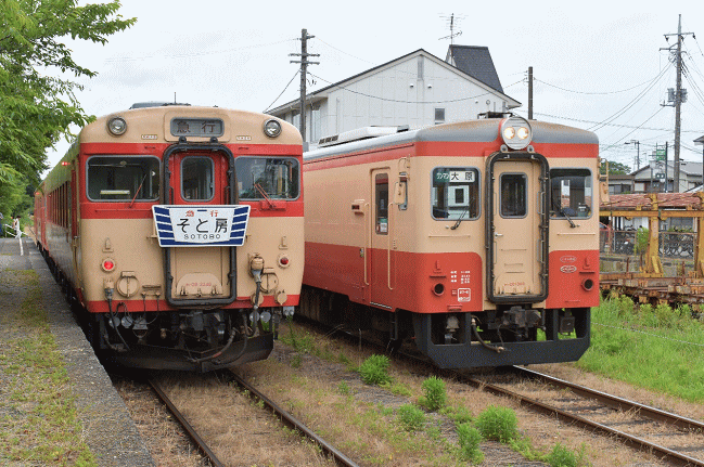 キハ28とキハ20が国吉駅で列車交換