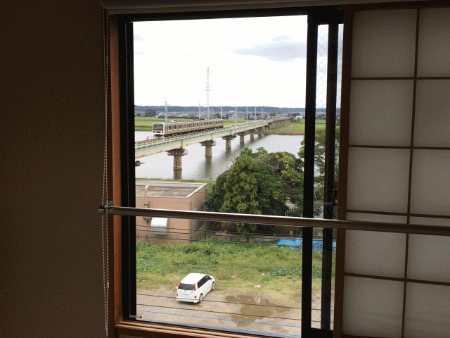 潮来ステーションホテルの和室ツインから見る鹿島線のトレインビュー