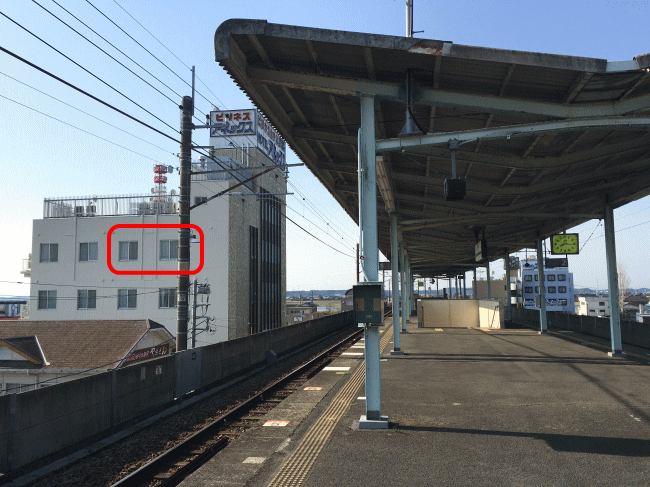 潮来駅から見た潮来ステーションホテルアネックスの鉄道の見える部屋