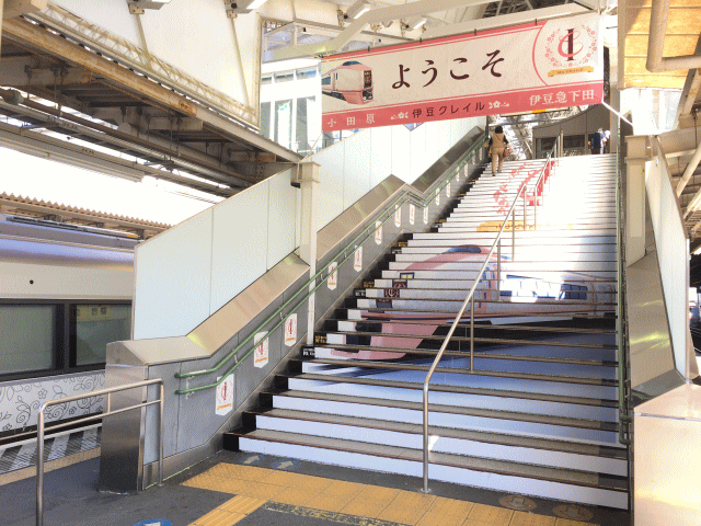 小田原駅の階段に描かれた伊豆クレイル