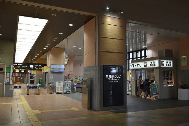 新高岡駅には改札外に「ますのすし」源の駅弁売店