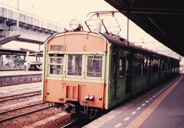 広島の横川駅に停車中の国鉄73系電車
