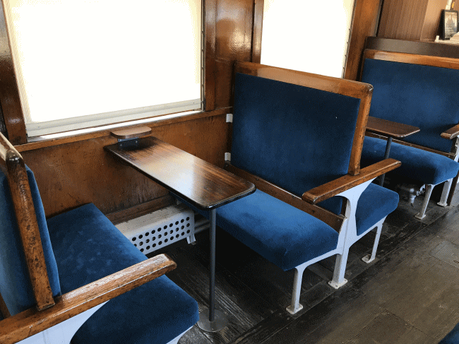 客車カフェ・オハフ33かんもん号の座席とテーブル