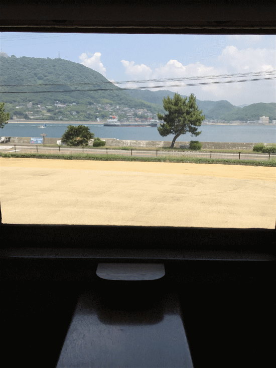 客車カフェ・オハフ33かんもん号からの関門海峡の景色